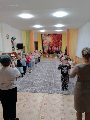 Весёлая зарядка под "Танец маленьких утят" Весёлая зарядка под "Танец маленьких утят".
