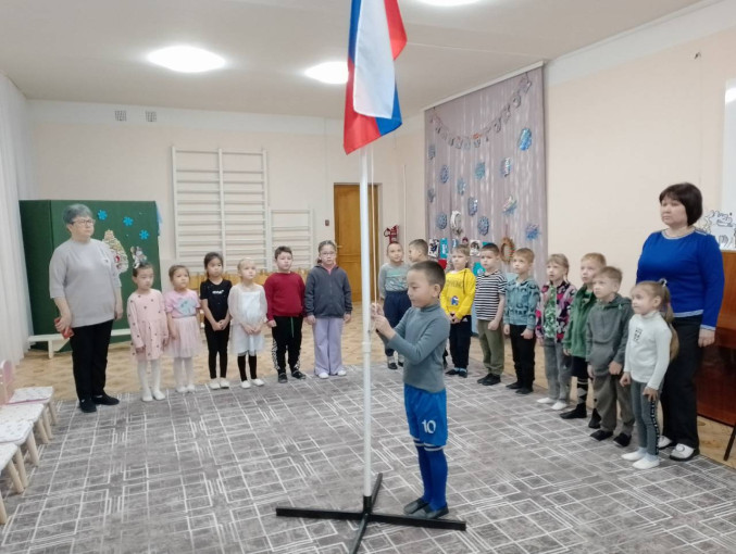 Поднятие государственного флага России Поднятие государственного флага России.